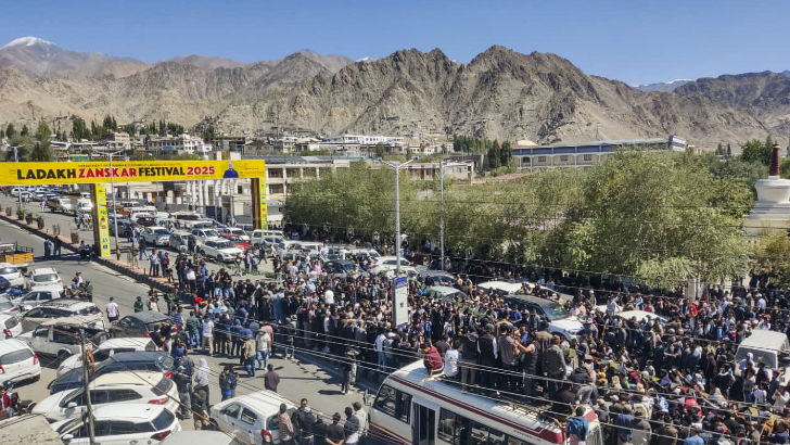 https://www.salarnews.in/public/uploads/images/newsimages/maannewsimage24092025_183728_Leh protest turns violent (1).png